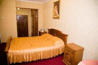 Отель Золотой Павлин Берегово Стандартный двухместный номер с 1 кроватью или 2 отдельными кроватями-1