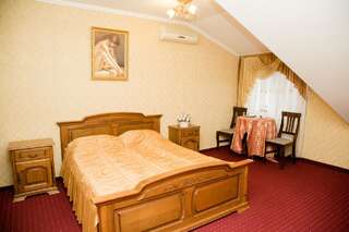 Отель Золотой Павлин Берегово Стандартный двухместный номер с 1 кроватью или 2 отдельными кроватями-2